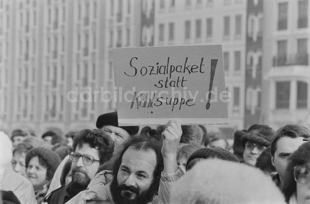 DDR-Fotoarchiv: Berlin - Akademie der Wissenschaften AdW, Demo in Berlin-Mitte