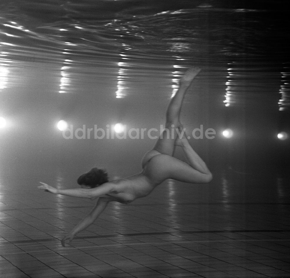 DDR-Fotoarchiv: Berlin - Aktfotografie einer jungen Frau in einer Schwimmhalle in Berlin, der ehemaligen Hauptstadt der DDR, Deutsche Demokratische Republik