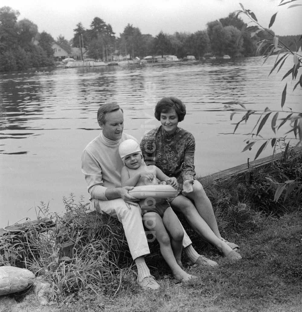 DDR-Bildarchiv: Berlin - Grünau - Alfred Müller ( 1926 - 2010 ) privat mit seiner Ehefrau und seinem Sohn in Berlin - Grünau