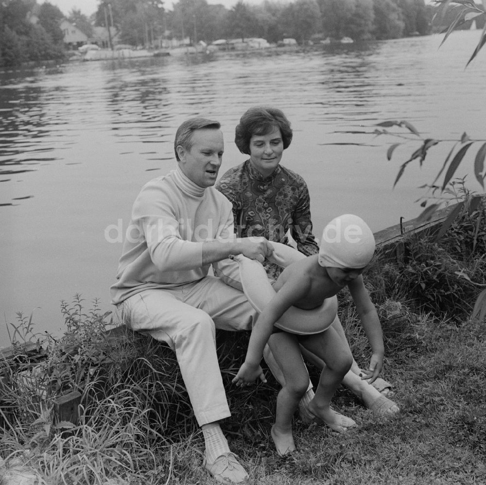 DDR-Fotoarchiv: Berlin - Grünau - Alfred Müller ( 1926 - 2010 ) privat mit seiner Ehefrau und seinem Sohn in Berlin - Grünau