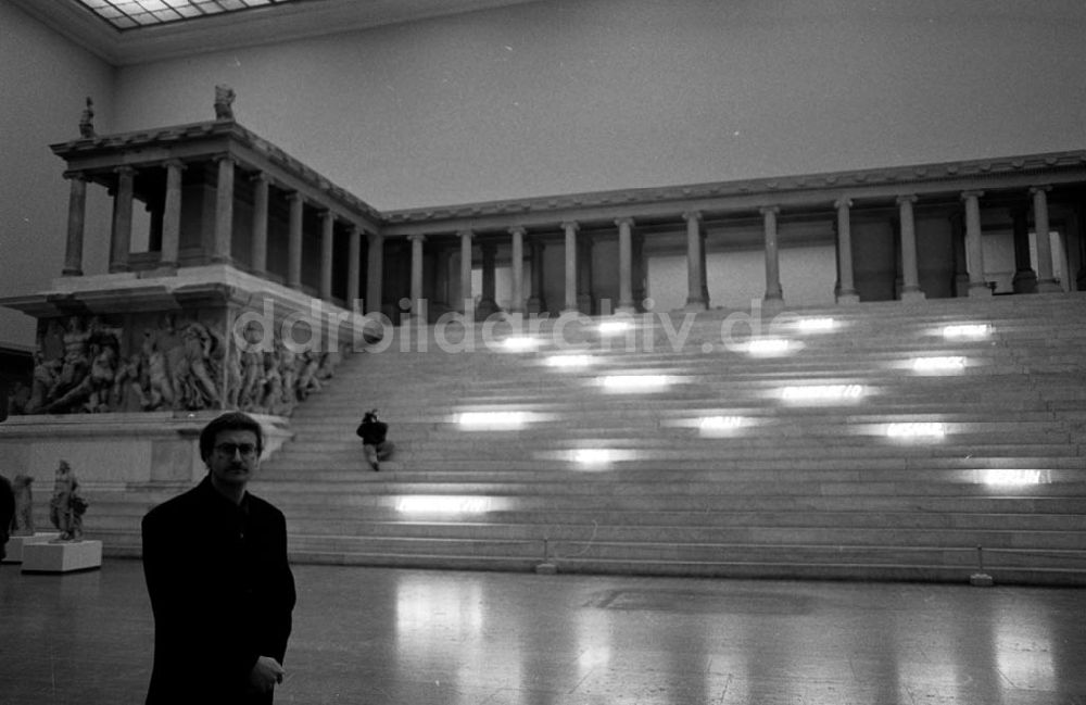 DDR-Bildarchiv: Berlin-Mitte - Alfredo Jahr mit Installation auf dem Pergamon-Museum 20.12.02 Foto: ND/Lange Umschlagnummer: 1244
