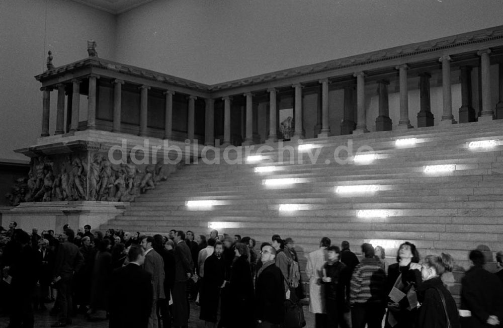 DDR-Fotoarchiv: Berlin-Mitte - Alfredo Jahr mit Installation auf dem Pergamon-Museum 20.12.02 Foto: ND/Lange Umschlagnummer: 1244