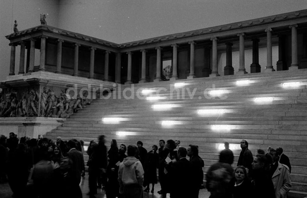 Berlin-Mitte: Alfredo Jahr mit Installation auf dem Pergamon-Museum 20.12.02 Foto: ND/Lange Umschlagnummer: 1244