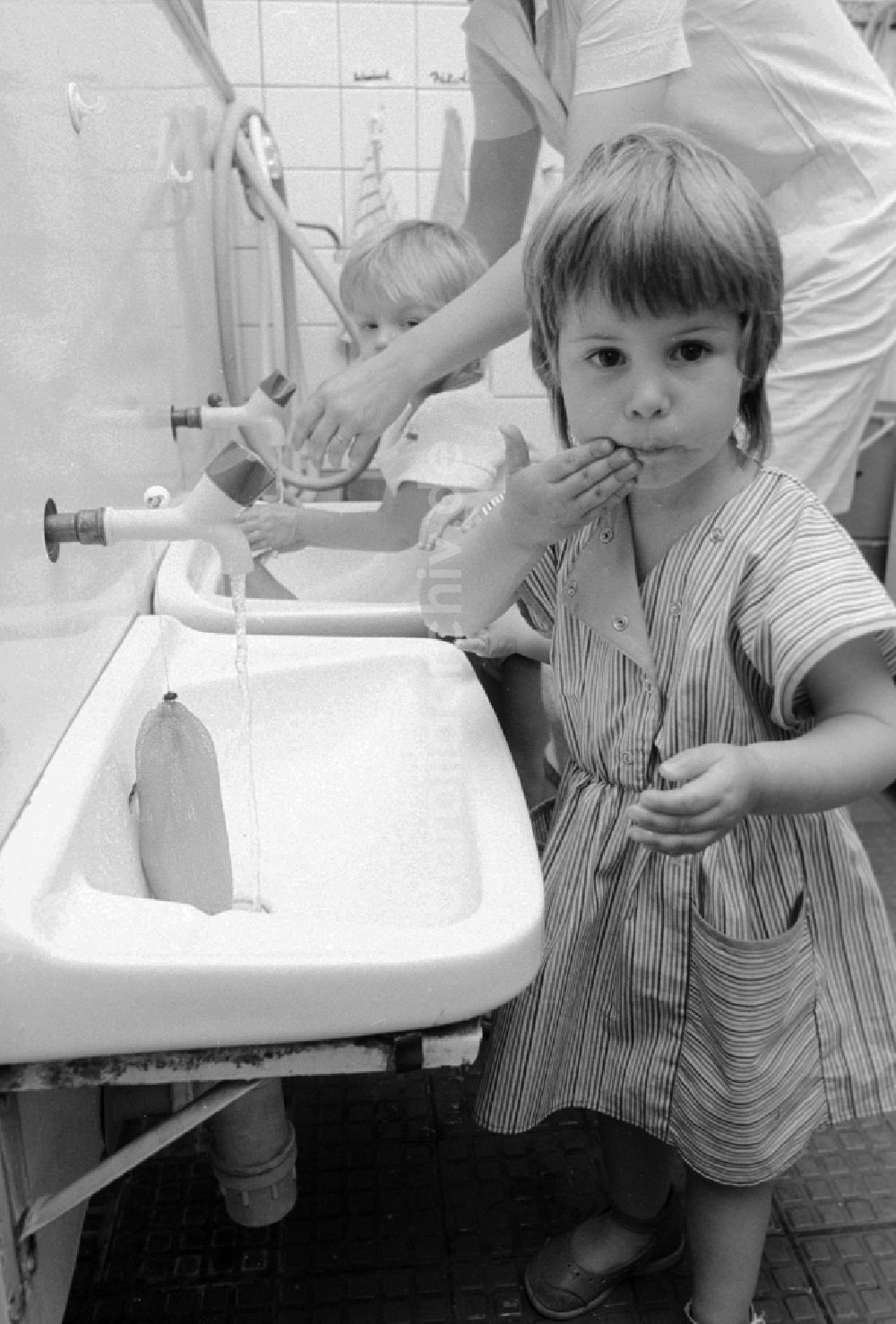 DDR-Fotoarchiv: Berlin - Alltag in einer kombinierten Kindertageseinrichtung in Berlin, der ehemaligen Hauptstadt der DDR, Deutsche Demokratische Republik
