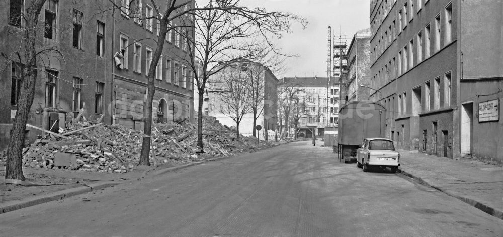 DDR-Bildarchiv: Berlin - Altbau- Abriß zur Schaffung von Wohnungsneubau im Ortsteil Friedrichshain in Berlin in der DDR