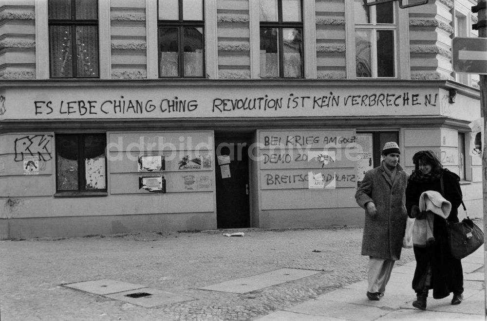 DDR-Bildarchiv: Berlin - Altbau mit Graffiti in Berlin - Prenzlauer Berg, der ehemaligen Hauptstadt der DDR, Deutsche Demokratische Republik