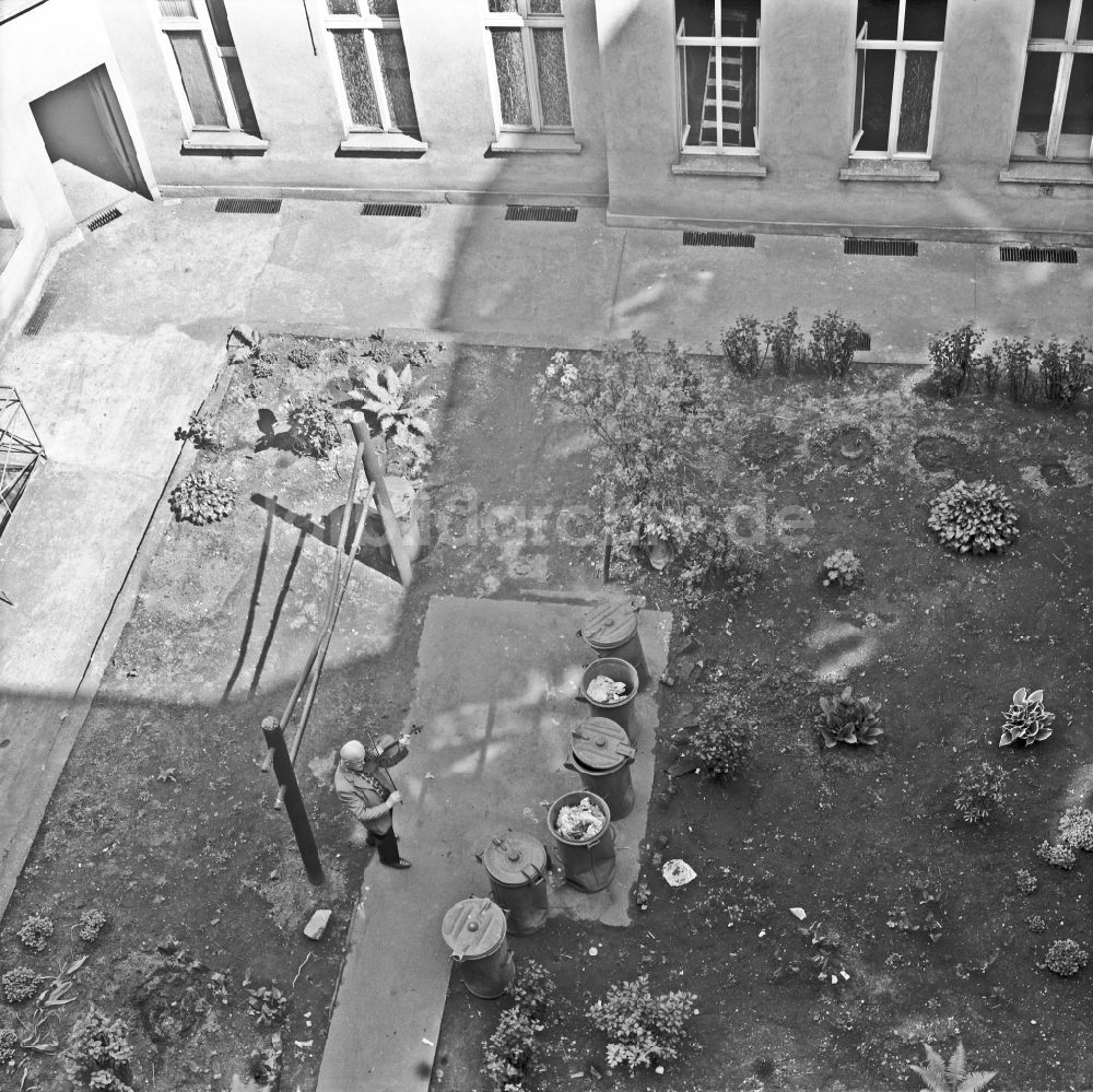 DDR-Bildarchiv: Berlin - Altbau- Hinterhof in Berlin in der DDR