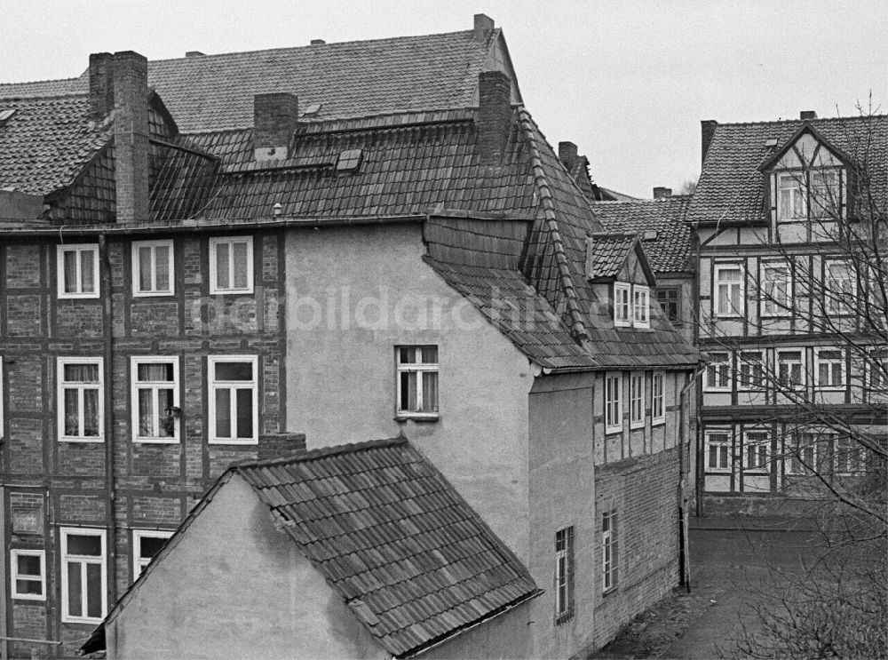 DDR-Bildarchiv: Halberstadt - Altbau - Mehrfamilienwohnhaus Tannenstraße Ecke Westendorf in Halberstadt in Sachsen-Anhalt in der DDR