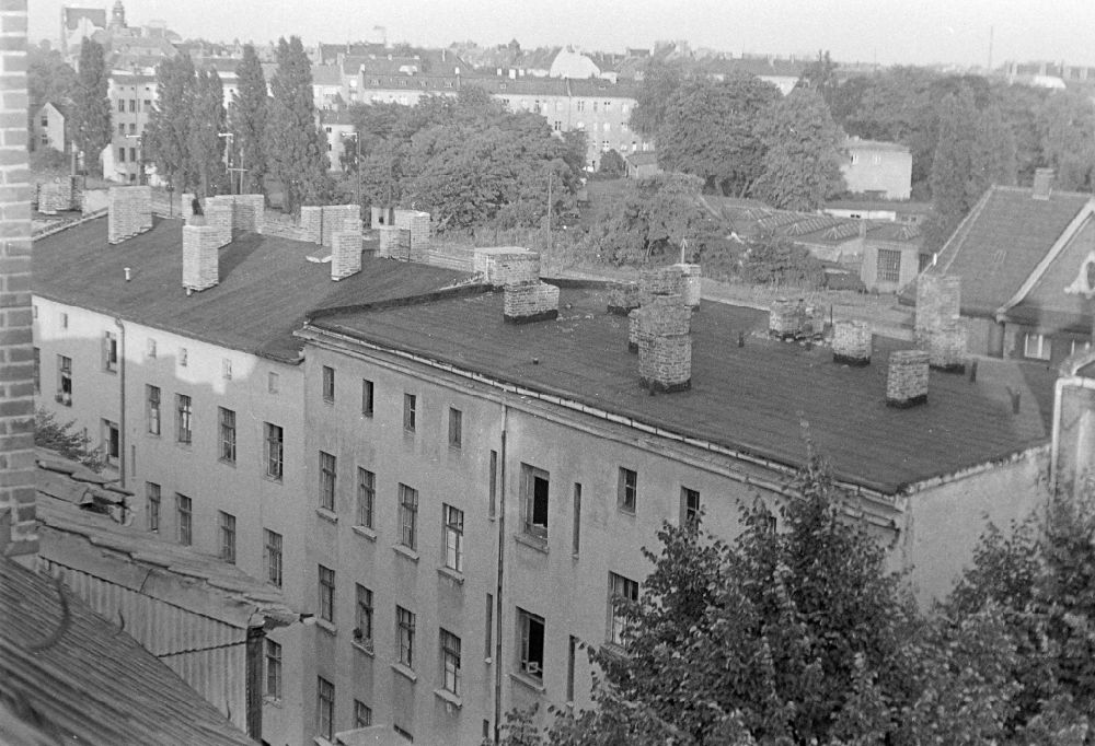 DDR-Bildarchiv: Berlin - Altbau - Mehrfamilienwohnhaus mit Teerpappendach und Schornsteinensemble im Ortsteil Pankow in Berlin in der DDR