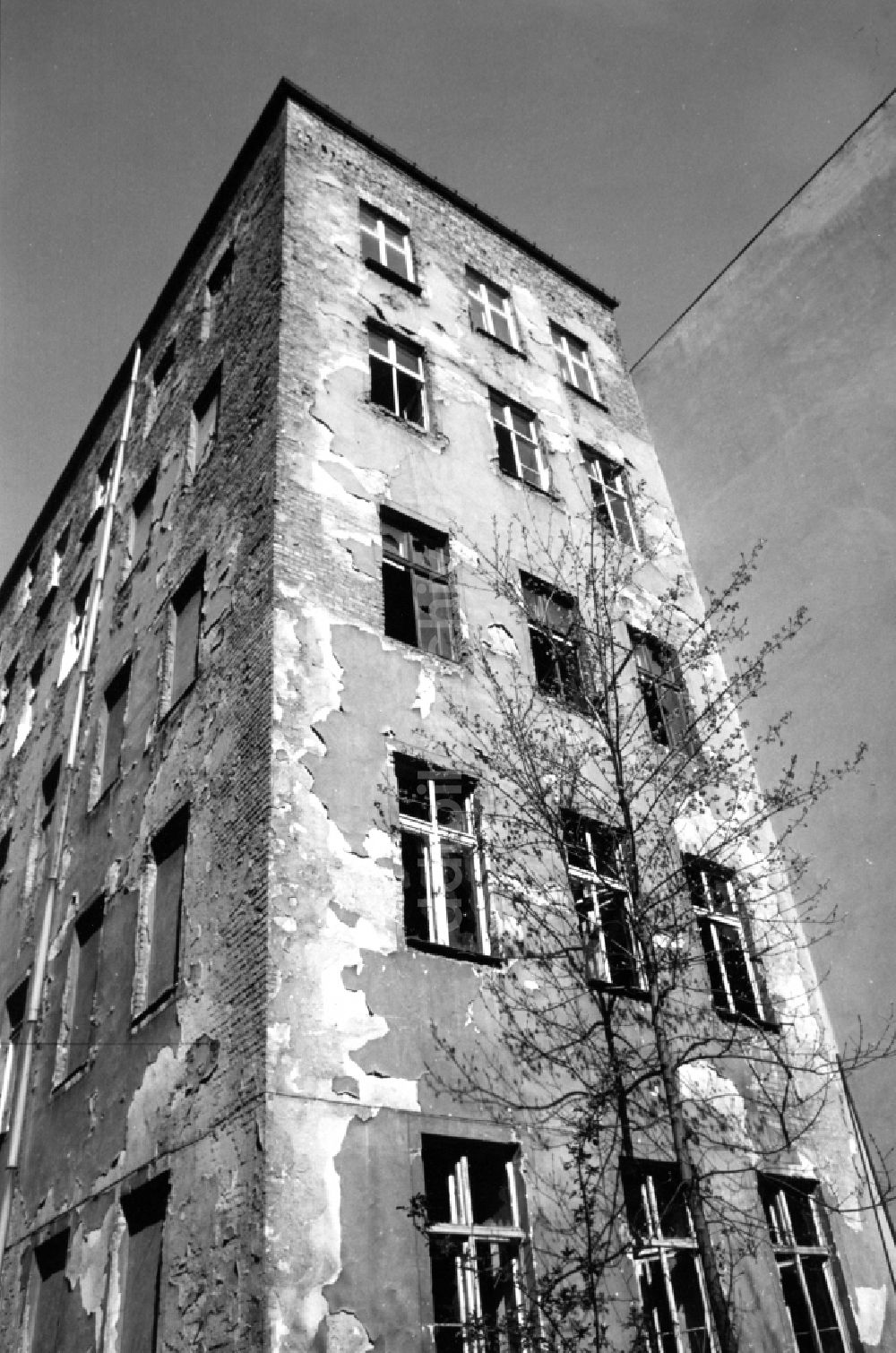 DDR-Fotoarchiv: Berlin - Altbau - Mehrfamilienwohnhaus mit verfallener Fassade im Ortsteil Prenzlauer Berg in Berlin, der ehemaligen Hauptstadt der DDR, Deutsche Demokratische Republik