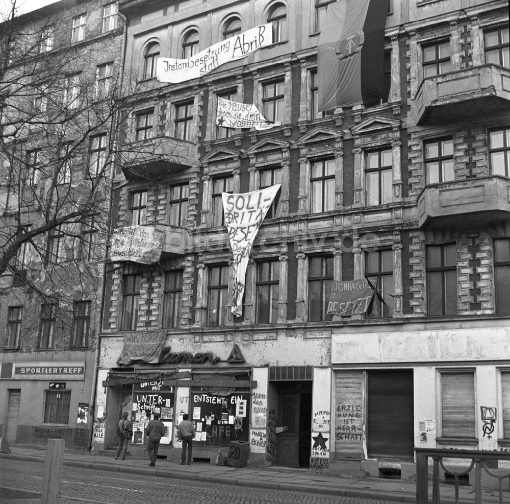 DDR-Bildarchiv: Berlin - Altbau mit Protestplakaten in der Schönhauser 20 in Berlin