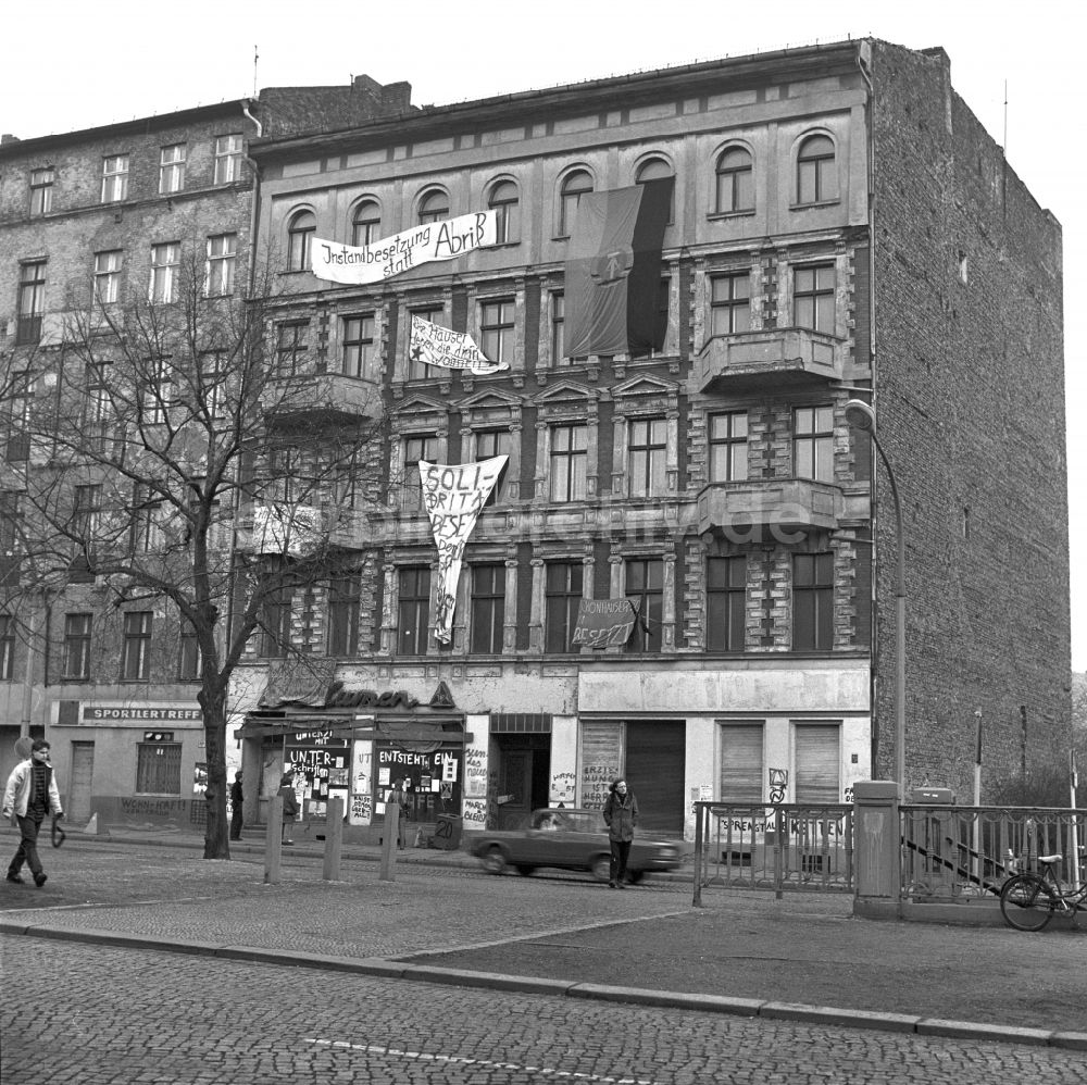 DDR-Fotoarchiv: Berlin - Altbau mit Protestplakaten in der Schönhauser 20 in Berlin