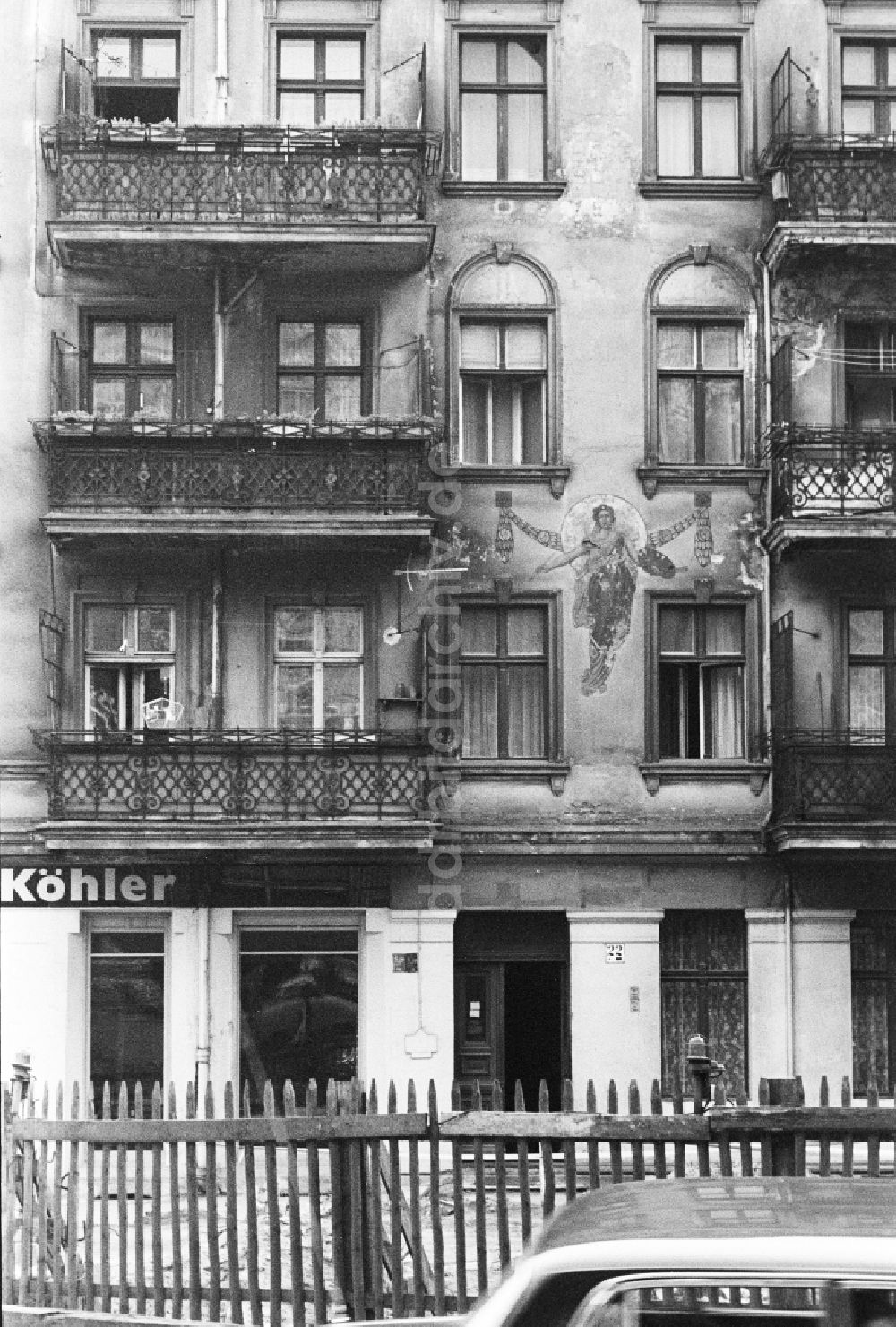 DDR-Bildarchiv: Berlin - Altbaufassade mit Balkons und Kunst Gemälde in Berlin, der ehemaligen Hauptstadt der DDR, Deutsche Demokratische Republik