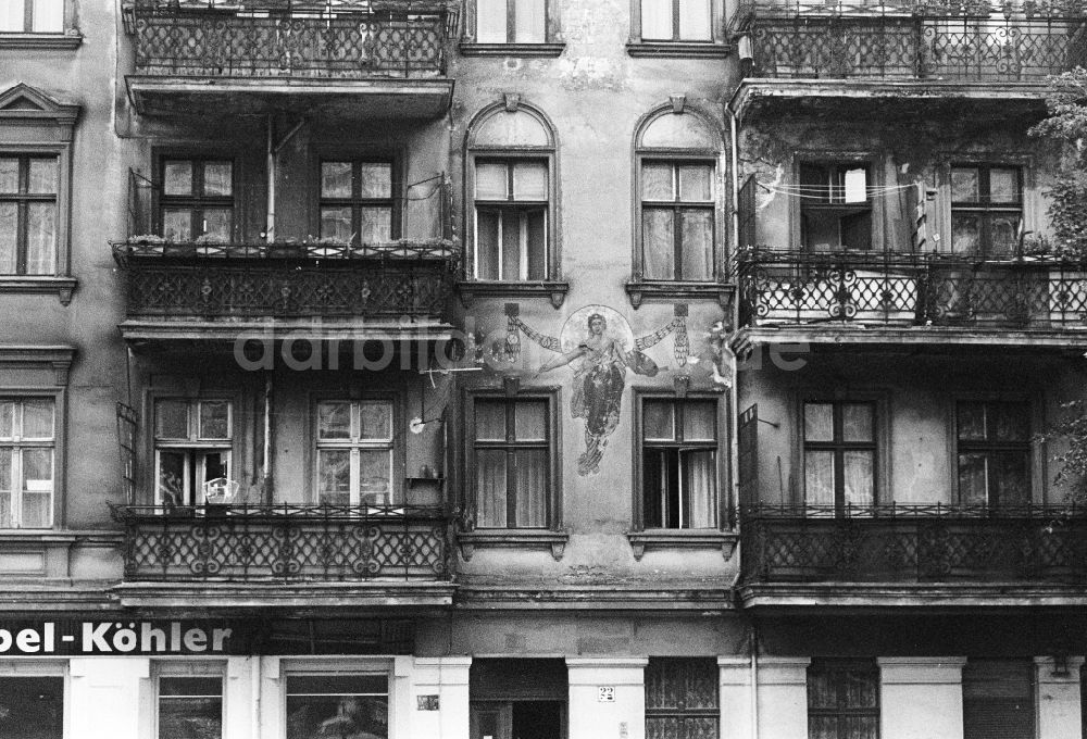 DDR-Fotoarchiv: Berlin - Altbaufassade mit Balkons und Kunst Gemälde in Berlin, der ehemaligen Hauptstadt der DDR, Deutsche Demokratische Republik