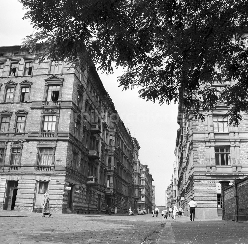 DDR-Bildarchiv: Magdeburg - Altbauten im Gründerzeitstil in der Leibnizstraße in Magdeburg