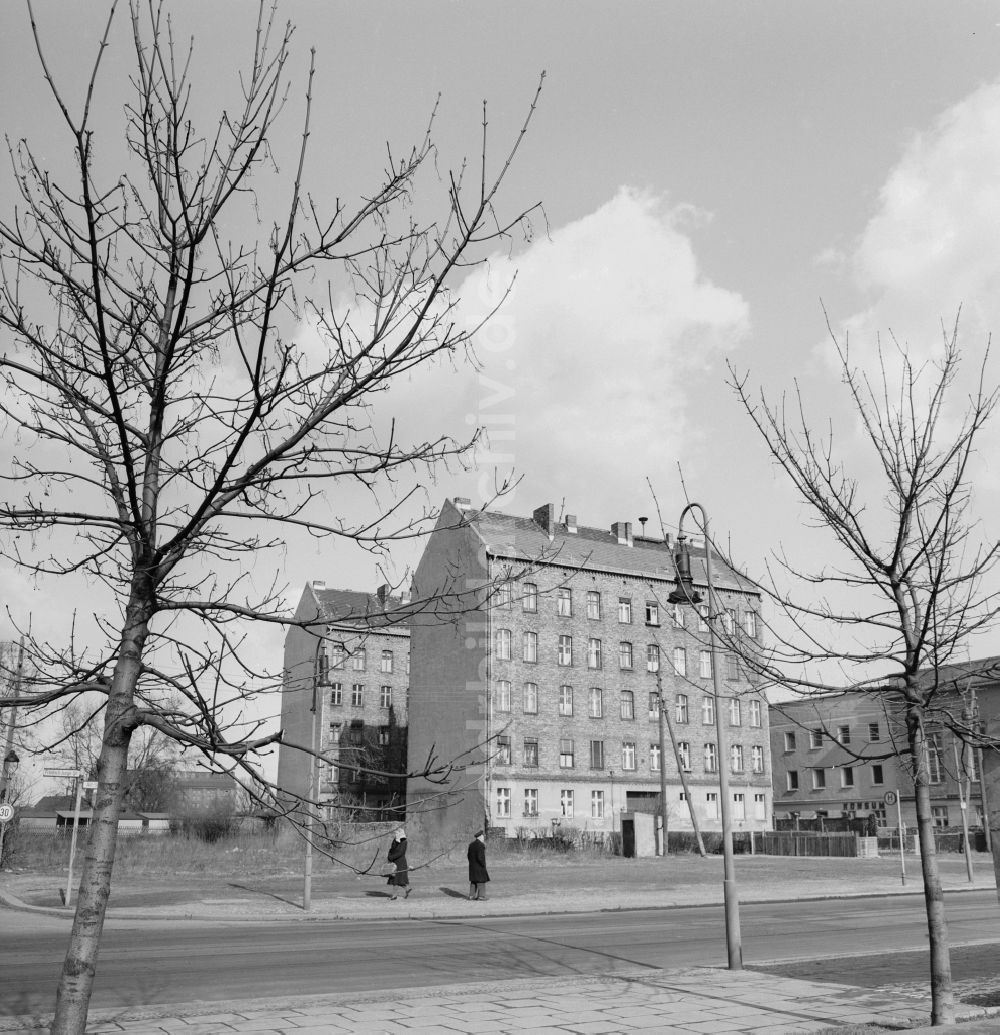 DDR-Fotoarchiv: Berlin - Altbauten auf der Halbinsel Stralau in der Friedrich-Junge-Straße Ecke Alt-Stralau in Berlin