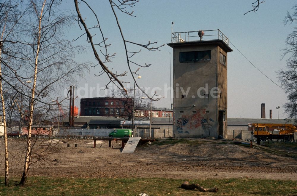 DDR-Fotoarchiv: Berlin - Treptow - Alter Grenzwachturm an der Berliner Mauer in Berlin - Treptow