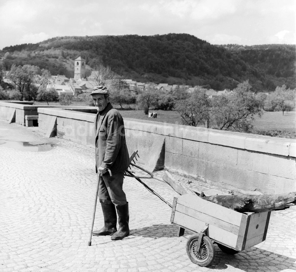 DDR-Bildarchiv: Creuzburg - Alter Mann mit Handwagen in Creuzburg in Thüringen in der DDR