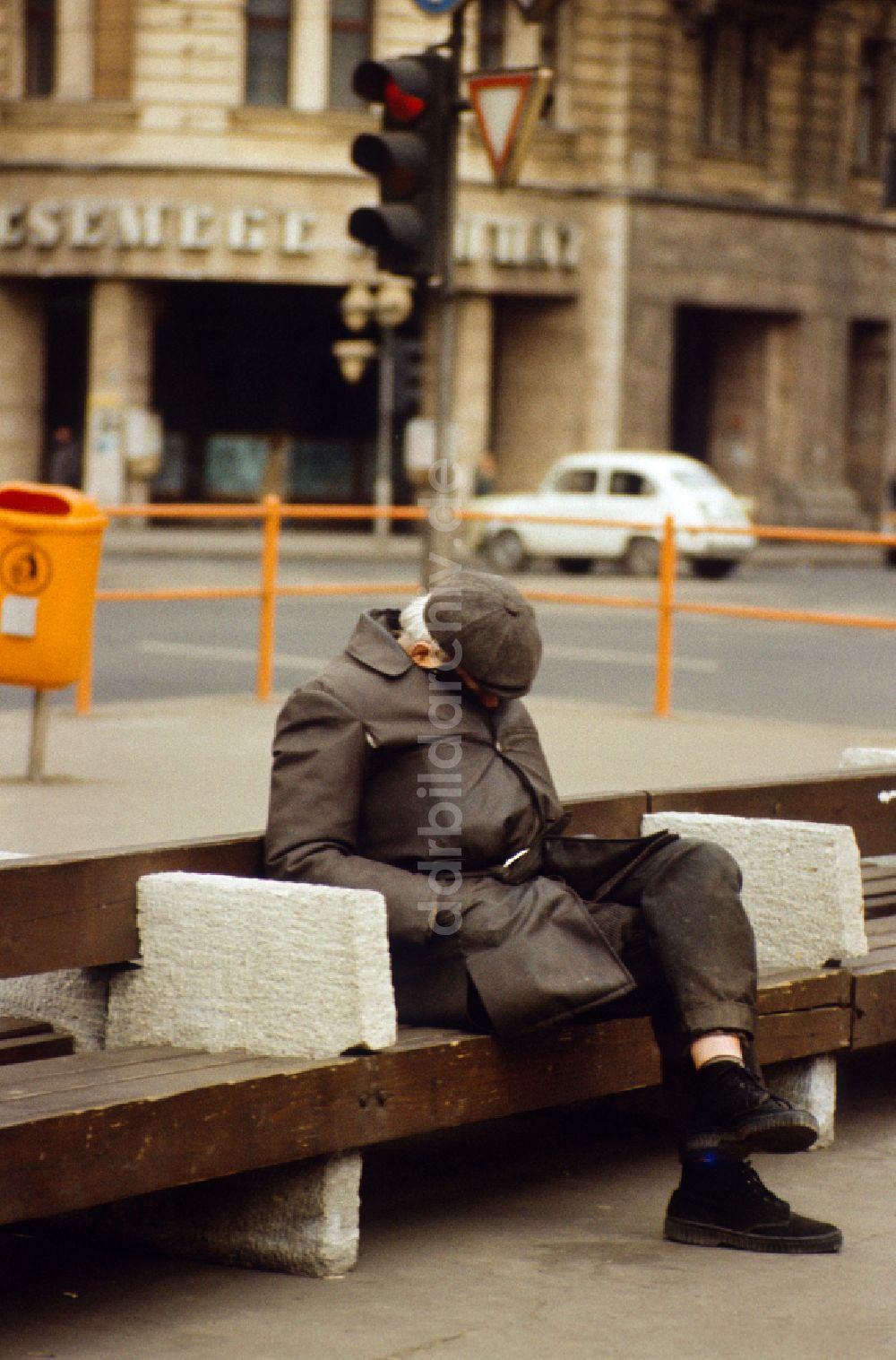 DDR-Fotoarchiv: Berlin - Alter Mann schläft auf einer Straßenbank in Berlin in der DDR
