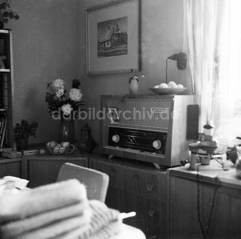 DDR-Fotoarchiv: Arnstadt - Altes Röhrenradio auf einem Schrank in einem Wohnzimmer in Arnstadt in Thüringen in der DDR