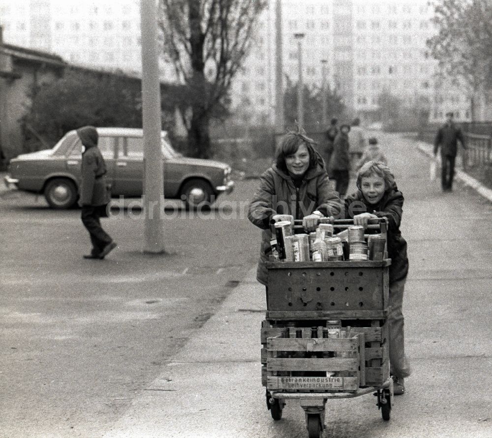 DDR-Bildarchiv: Berlin - Altstoffsammlung von Kindern und Jugendlichen in einem Wohngebiet in Berlin in der DDR