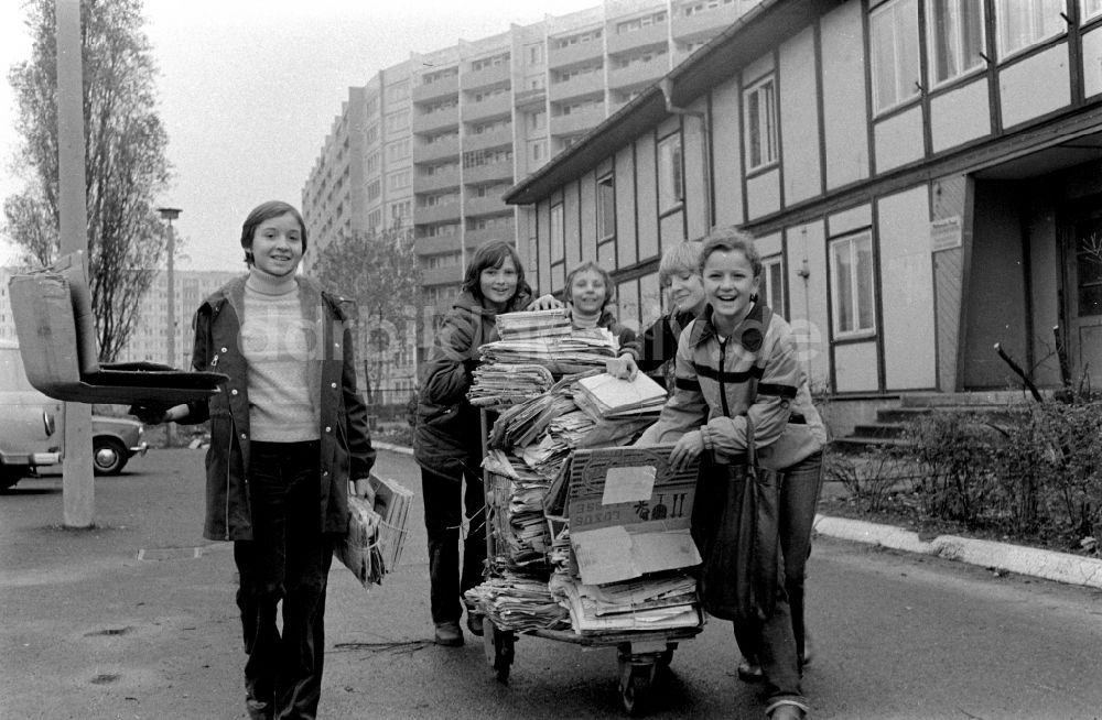 Berlin: Altstoffsammlung von Kindern und Jugendlichen in einem Wohngebiet in Berlin in der DDR