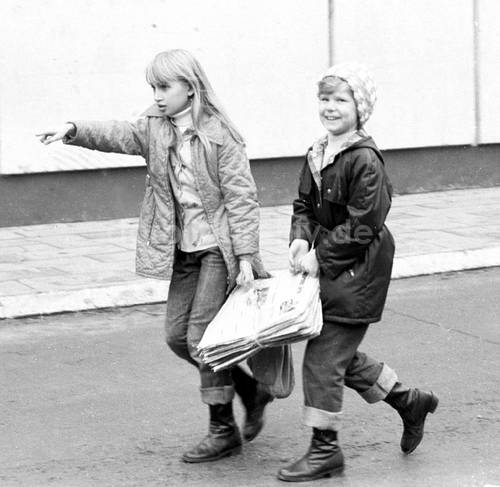 DDR-Fotoarchiv: Berlin - Altstoffsammlung von Kindern und Jugendlichen in einem Wohngebiet in Berlin auf dem Gebiet der ehemaligen DDR, Deutsche Demokratische Republik