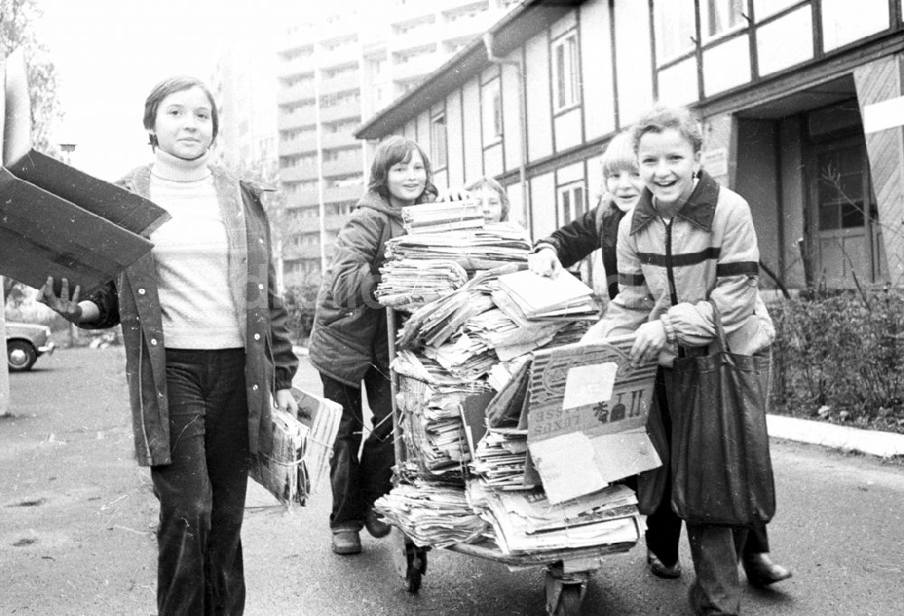 DDR-Bildarchiv: Berlin - Altstoffsammlung von Kindern und Jugendlichen in einem Wohngebiet in Berlin auf dem Gebiet der ehemaligen DDR, Deutsche Demokratische Republik