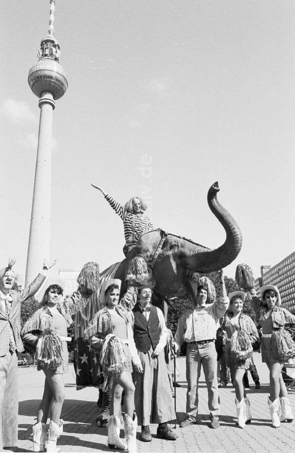 Berlin-Mitte: American Cirkus vorm Roten Rathaus 17.08.92 Foto:ND/ Lange Umschlag 1152