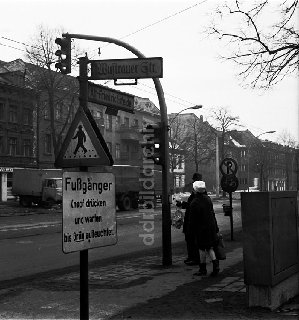DDR-Bildarchiv: Berlin - Ampelregelung für und durch Fußgänger in Alt-Friedrichsfelde