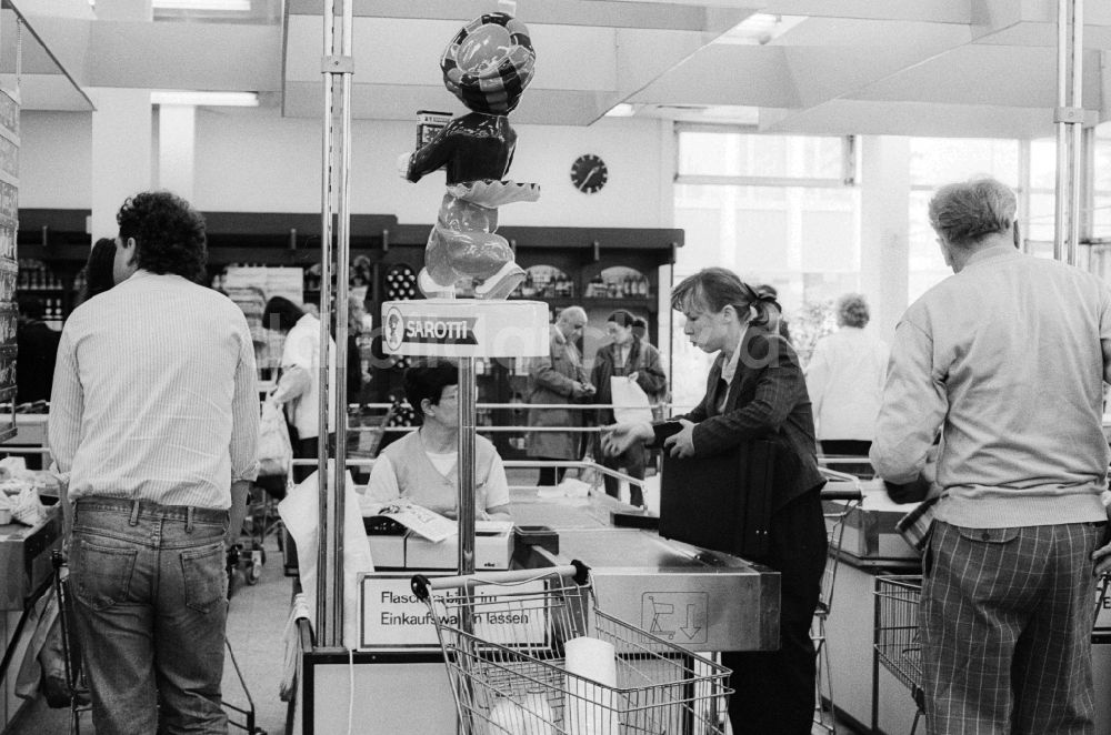 DDR-Fotoarchiv: Berlin - An der Kasse in einer Kaufhalle in Berlin, der ehemaligen Hauptstadt der DDR, Deutsche Demokratische Republik