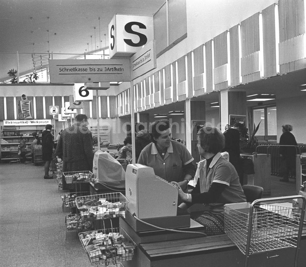 DDR-Fotoarchiv: Rostock - An der Kasse einer Kaufhalle in Rostock
