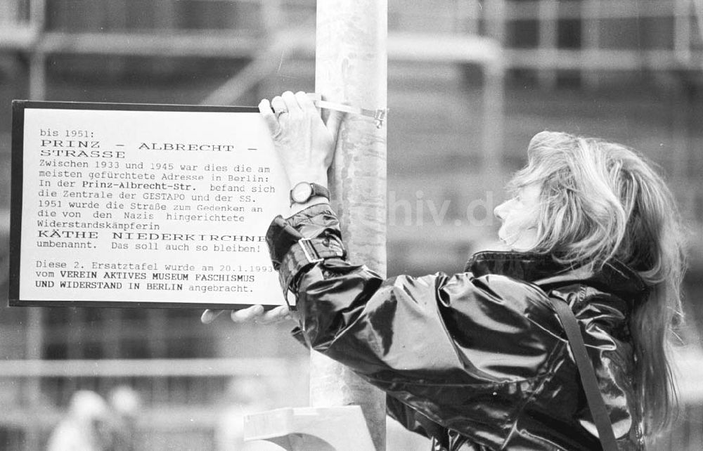 DDR-Bildarchiv: Berlin - Anbringung Gedenktafel U-Niederkirchnerstr. 20.01.1993