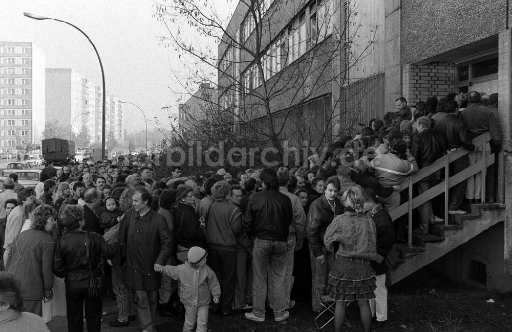 DDR-Fotoarchiv: Berlin - Andrang bei der Meldestelle für Pässe in Berlin