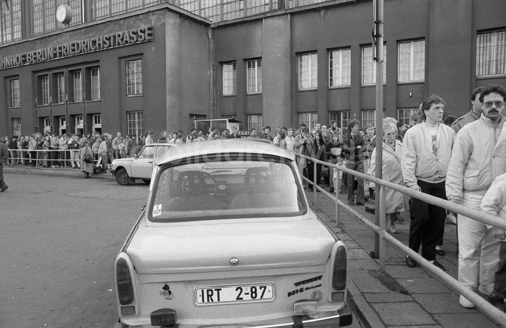 DDR-Bildarchiv: Berlin - Andrang am Grenzübergang S-Bahnhof Friedrichstraße in Berlin auf dem Gebiet der ehemaligen DDR, Deutsche Demokratische Republik