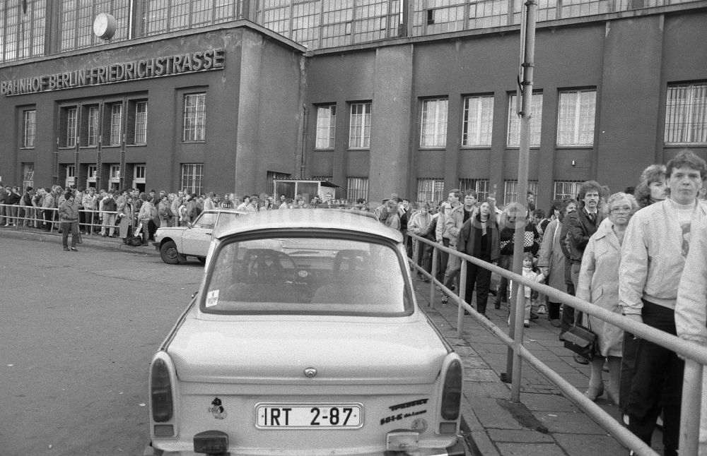DDR-Fotoarchiv: Berlin - Andrang am Grenzübergang S-Bahnhof Friedrichstraße in Berlin auf dem Gebiet der ehemaligen DDR, Deutsche Demokratische Republik