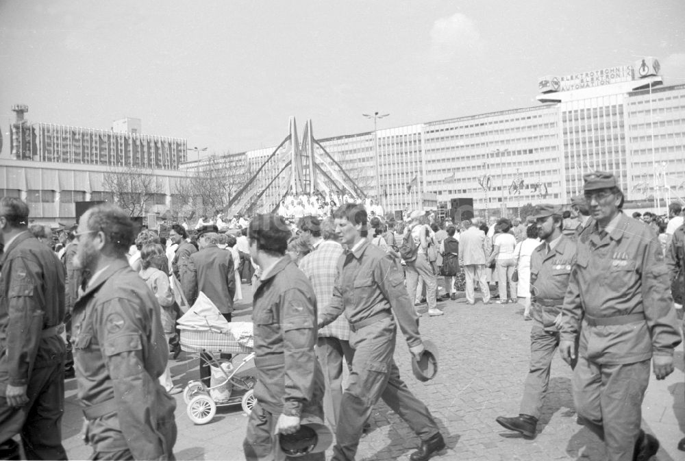 DDR-Fotoarchiv: Berlin - Angehörige der Kampftruppen nach der Kampdemonstration zum 1.Mai auf dem Alexanderplatz in Berlin in der DDR
