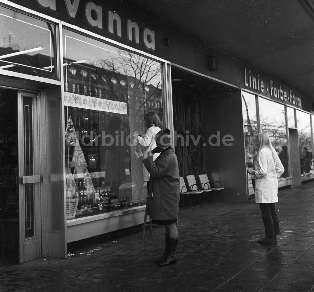 DDR-Fotoarchiv: Berlin - Angestellte dekorieren die Schaufenster des Havanna in Berlin, der ehemaligen Hauptstadt der DDR, Deutsche Demokratische Republik