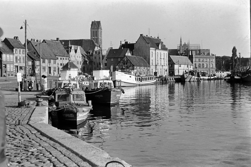 Wismar: Ankernde Schiffe der Hafenpolizei im Stadthafen in Wismar in der DDR