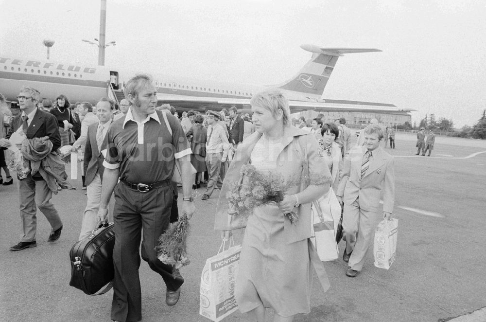 Schönefeld: Ankunft der DDR-Olympiamannschaft auf dem Gelände des Flughafen Schönefeld in Schönefeld in Brandenburg in der DDR