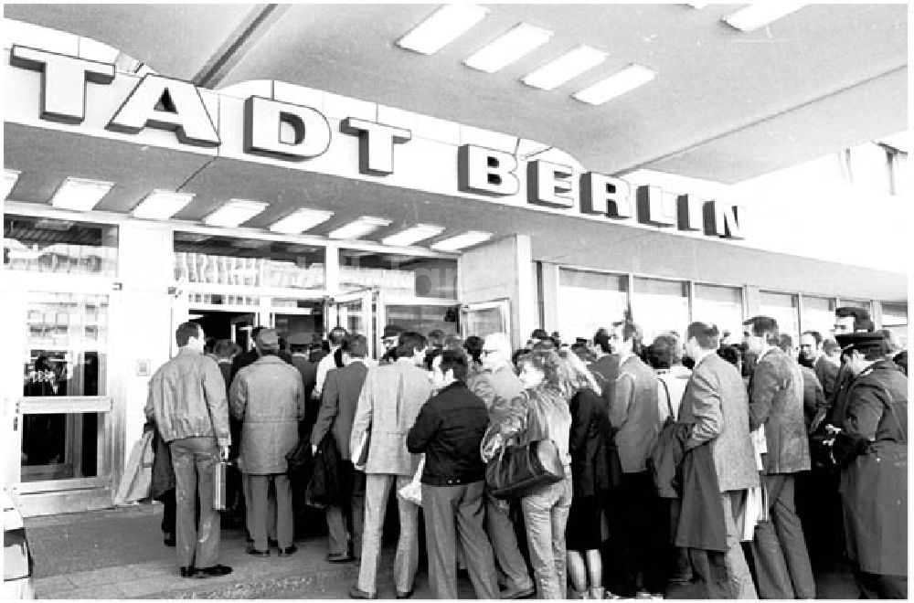 DDR-Fotoarchiv: Berlin - Ankunft von Delegierten zum 11. Parteitag im Hotel Stadt Berlin