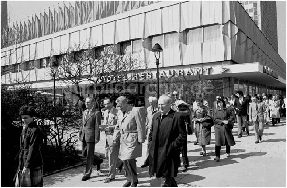 DDR-Fotoarchiv: Berlin - Ankunft von Delegierten zum 11. Parteitag im Hotel Stadt Berlin