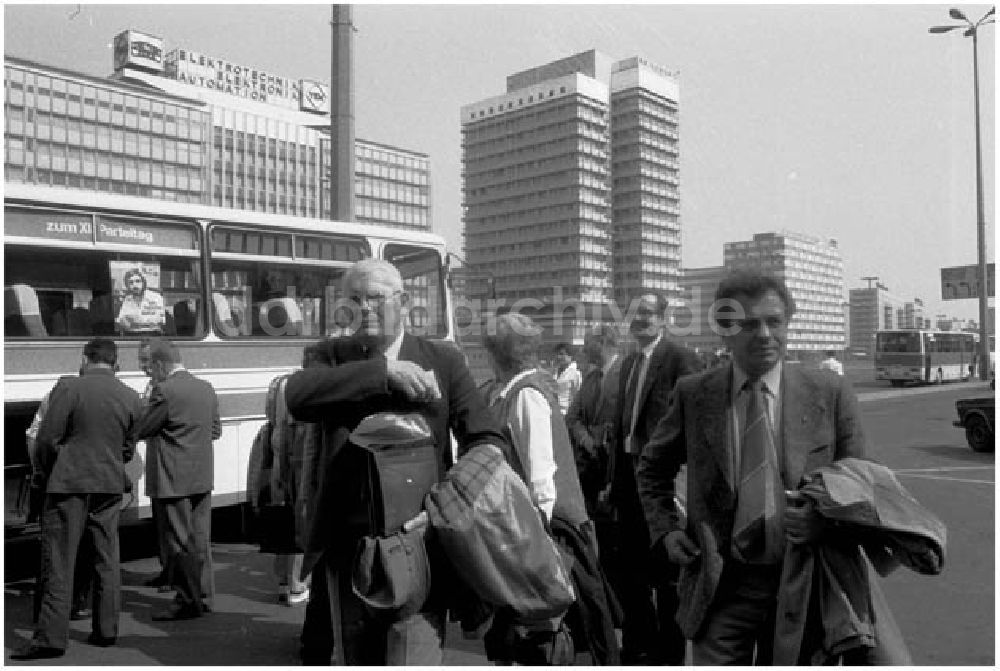 DDR-Bildarchiv: Berlin - Ankunft von Delegierten zum 11. Parteitag im Hotel Stadt Berlin