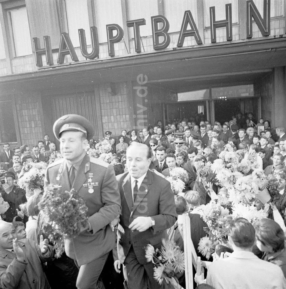 DDR-Fotoarchiv: Magdeburg - Ankunft am Hauptbahnhof von Kosmonaut Alexej Leonow in Mageburg