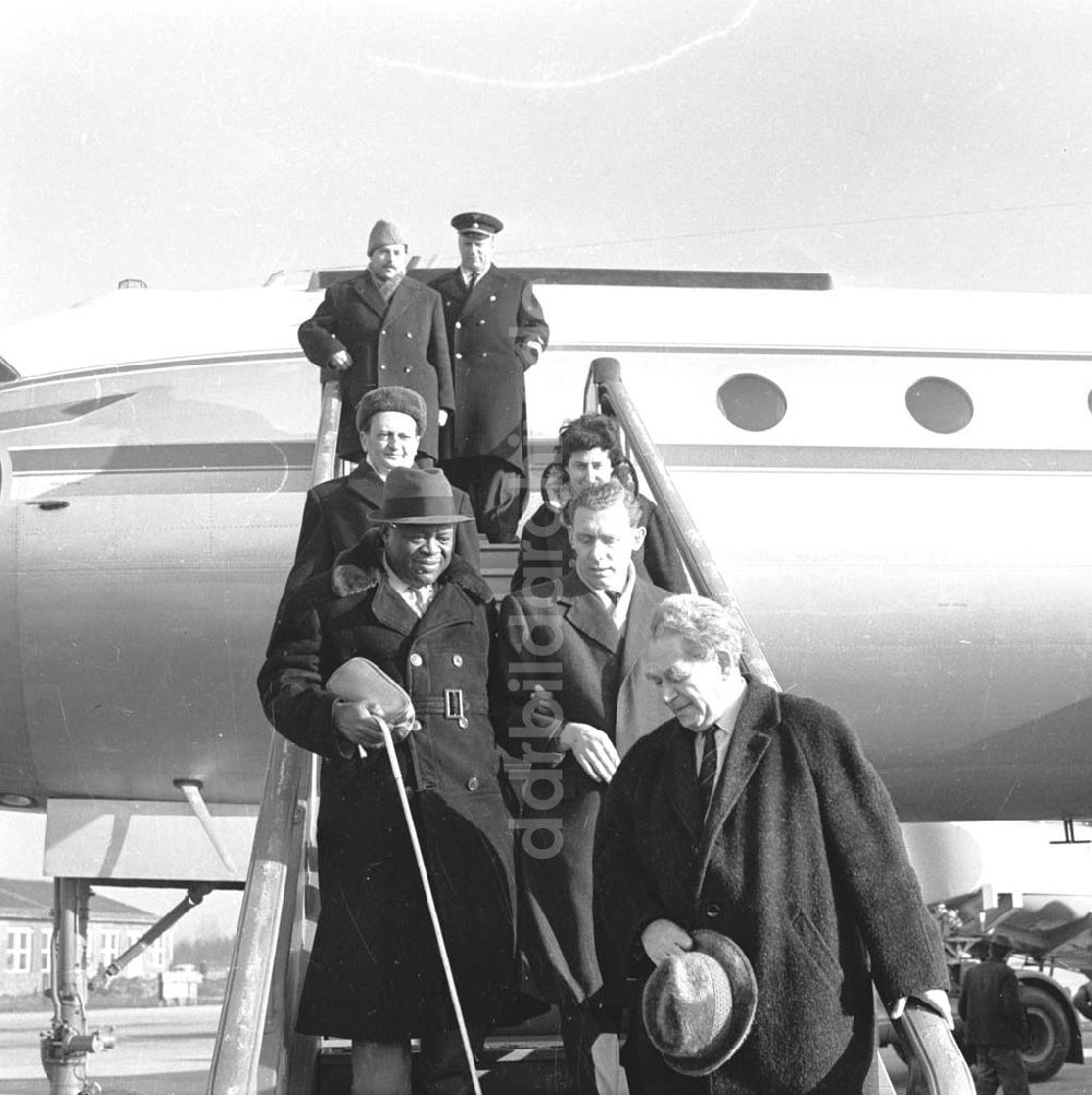 DDR-Bildarchiv: Berlin - Ankunft Henry Winston, Chef der kommunistischen Partei der USA, auf dem Flughafen Schönefeld.