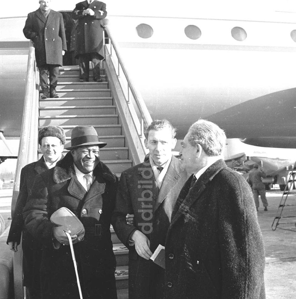 DDR-Fotoarchiv: Berlin - Ankunft Henry Winston, Chef der kommunistischen Partei der USA, auf dem Flughafen Schönefeld.