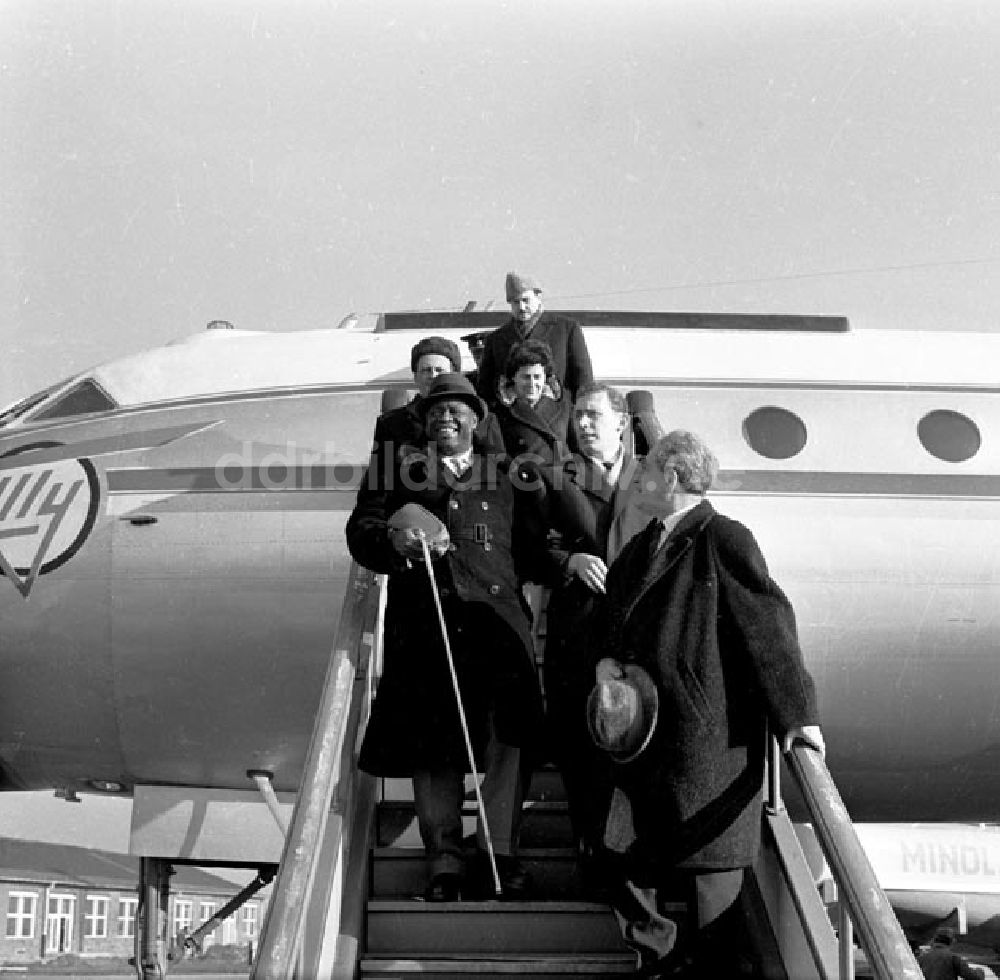 DDR-Fotoarchiv: Berlin - Ankunft Henry Winston, Chef der kommunistischen Partei der USA, auf dem Flughafen Schönefeld.