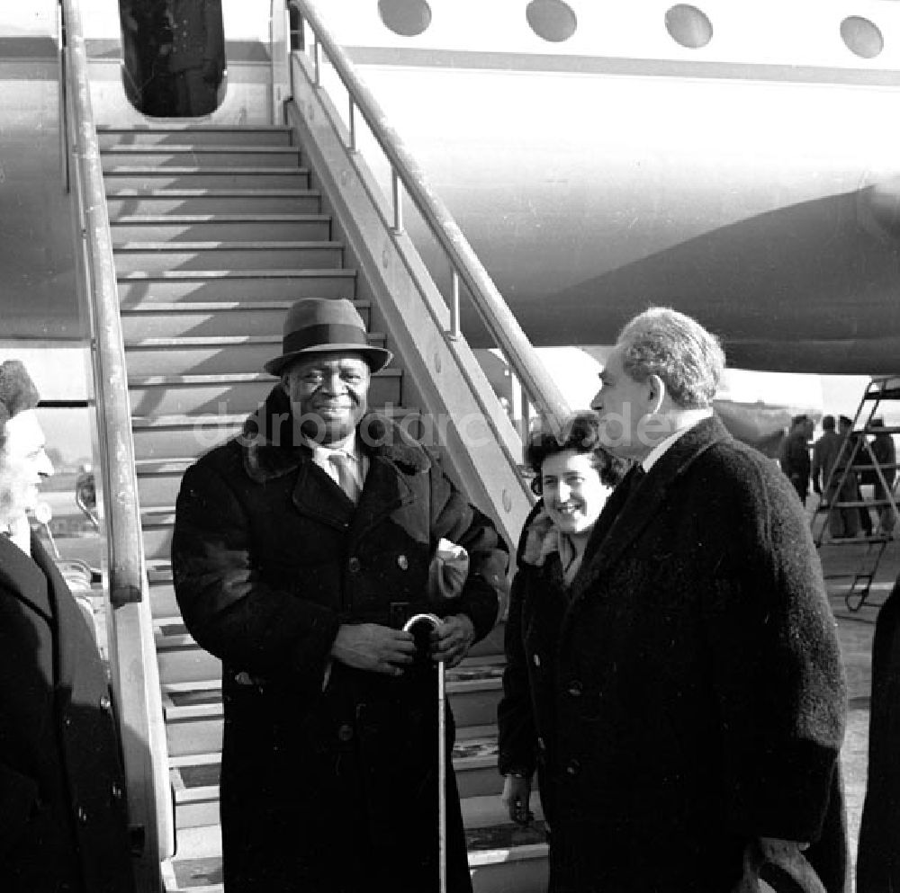 Berlin: Ankunft Henry Winston, Chef der kommunistischen Partei der USA, auf dem Flughafen Schönefeld.
