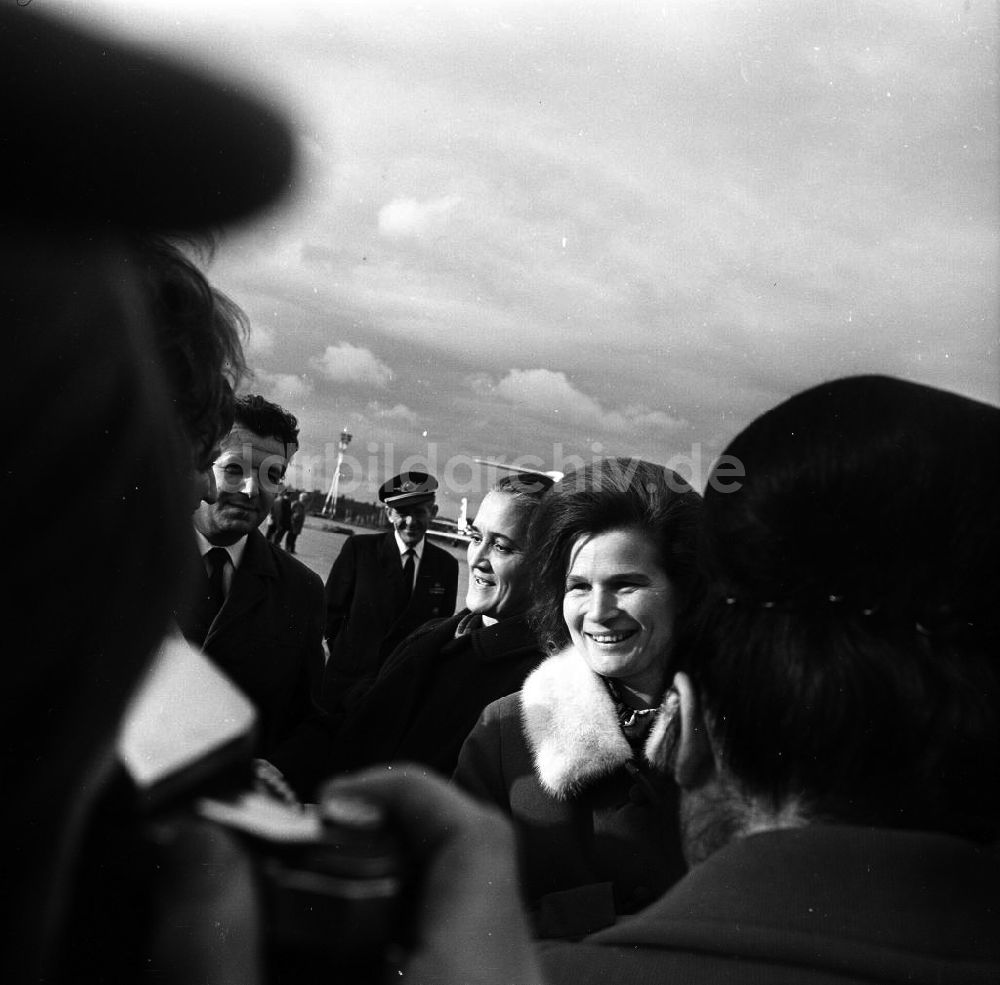 Berlin: Ankunft der Kosmonautin Walentina Tereschkowa auf dem Flughafen Berlin-Schönefeld