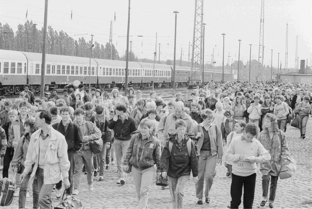 DDR-Fotoarchiv: Berlin - Ankunft der Teilnehmer zum Pfingsttreffen der Jugend am Bahnhof Lichtenberg in Berlin, der ehemaligen Hauptstadt der DDR, Deutsche Demokratische Republik